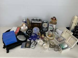 Y household goods together ornament bag desk light etc. 