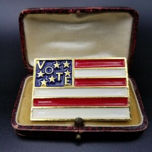 VOTE アメリカ国旗 ヴィンテージ ブローチ パトリオット トリコロールカラー 大ぶり 存在感 American Flag YNG16