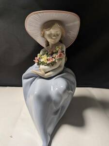LLADROリヤドロ 花の香りに包まれて 5862 陶器人形 少女 フィギュリン 置物 西洋 インテリア 高さ約20cm