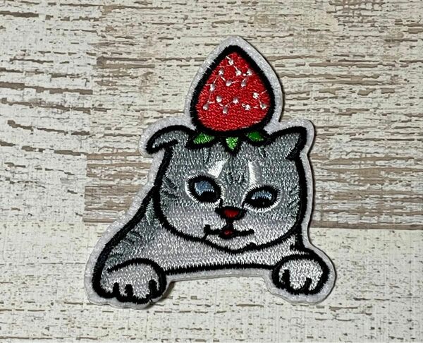 再販　かわいいアイロンワッペン　猫といちご ワッペン アイロン 刺繍