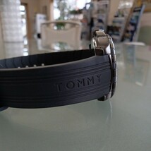 TOMMY　HILFIGER　トミーヒルフィガー　腕時計 稼働 黒文字盤 F90340　美品_画像6