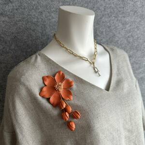 ◆新品◆*素敵＊レザー＊穴を開けないマグネット式＊お花のブローチ＊Orange*