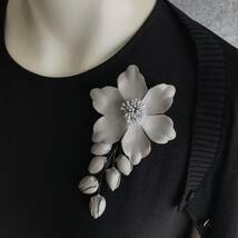 ◆新品◆＊素敵＊マットブラック＆レザー＊穴を開けないマグネット式お花のブローチ＊L/Gray＊_画像1