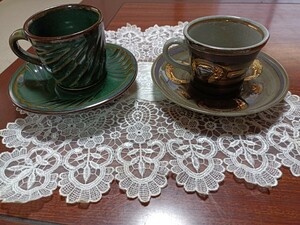 　　 有田焼　陶右衛門 　金彩　コーヒーカップ＆ソーサー、　深緑り色の　コーヒーカップ＆ソーサー　陶器