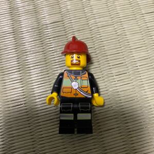  Lego City mini figure fire fighting .