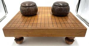 ｇ1202ＳＫ　囲碁セット 囲碁盤 脚付き 碁石 白 黒 ボードゲーム へそあり 木製 アンティーク 時代物 昭和 レトロ
