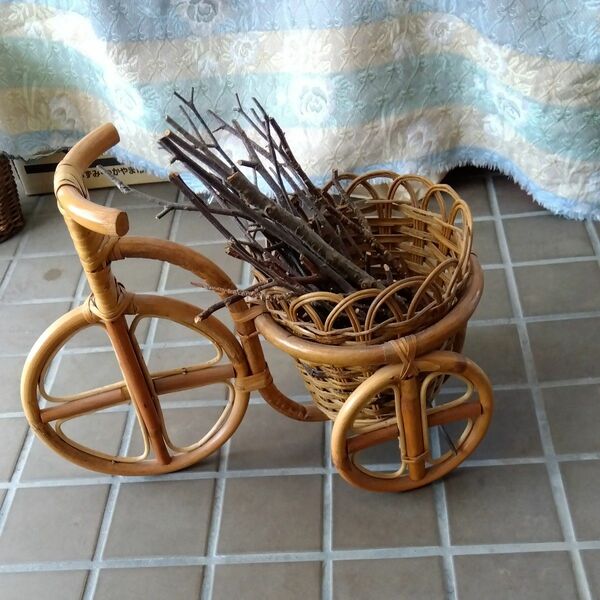 植木鉢の飾り台に 三輪車型、天然素材で編んだもの