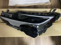 TOYOTA プリウス 60 左ヘッドライト ASSY B品　キズあり　新車取り外し品_画像1