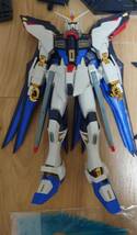 【ジャンク】MG 1/100ストライクフリーダムガンダム フルバースト パチ組み パーツ取り用 SEED DESTINY　翼エフェクト付　シールド２枚_画像3