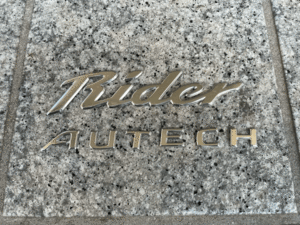 ★☆日産 エルグランド ライダーPE52用純正リアエンブレム RIDER AUTECH☆★