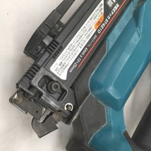 △△ MAKITA マキタ 18V 充電式タッカ　25mm　本体のみ ST421D ブルー やや傷や汚れあり_画像3