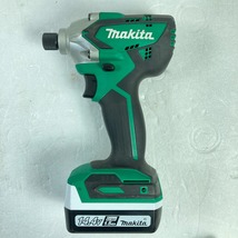 ＊＊ MAKITA マキタ 14.4V 充電式インパクトドライバ (バッテリ2個・充電器・ケース付） MTD001DSX グリーン 傷や汚れあり_画像2