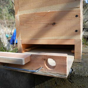 日本ミツバチ 重箱式5段待受箱 除し易くスムシ対策も！(巣箱の取説、捕獲のコツなどの参考資料付き)の画像2