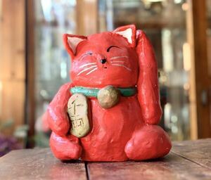 招き猫 赤 左手上げ 縁起物 赤猫 粘土 置物 飾り 千両 高さ19cm ラッキーキャット ウェルカムキャット レッド 和風