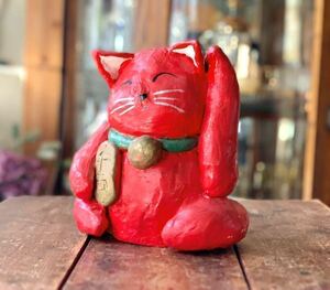 招き猫 赤 左手上げ 縁起物 赤猫 粘土 置物 飾り 千両 高さ19cm ラッキーキャット ウェルカムキャット レッド 和風