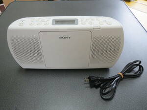 SONY製の薄型ポータブルCDラジオ ZS-E20CP＋おまけ（MP3録音CD１０枚）です。