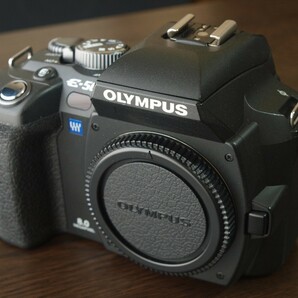 OLYMPUS E-500 デジタル一眼レフカメラ レンズキット ZUIKO DIGITAL 14-45mm F3.5-5.6 元箱付属品一式 シャッター回数4,051回 美品の画像3