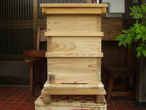 日本蜜蜂巣箱 　重箱式　　　上蓋と台座部分に開閉口あり　_画像10