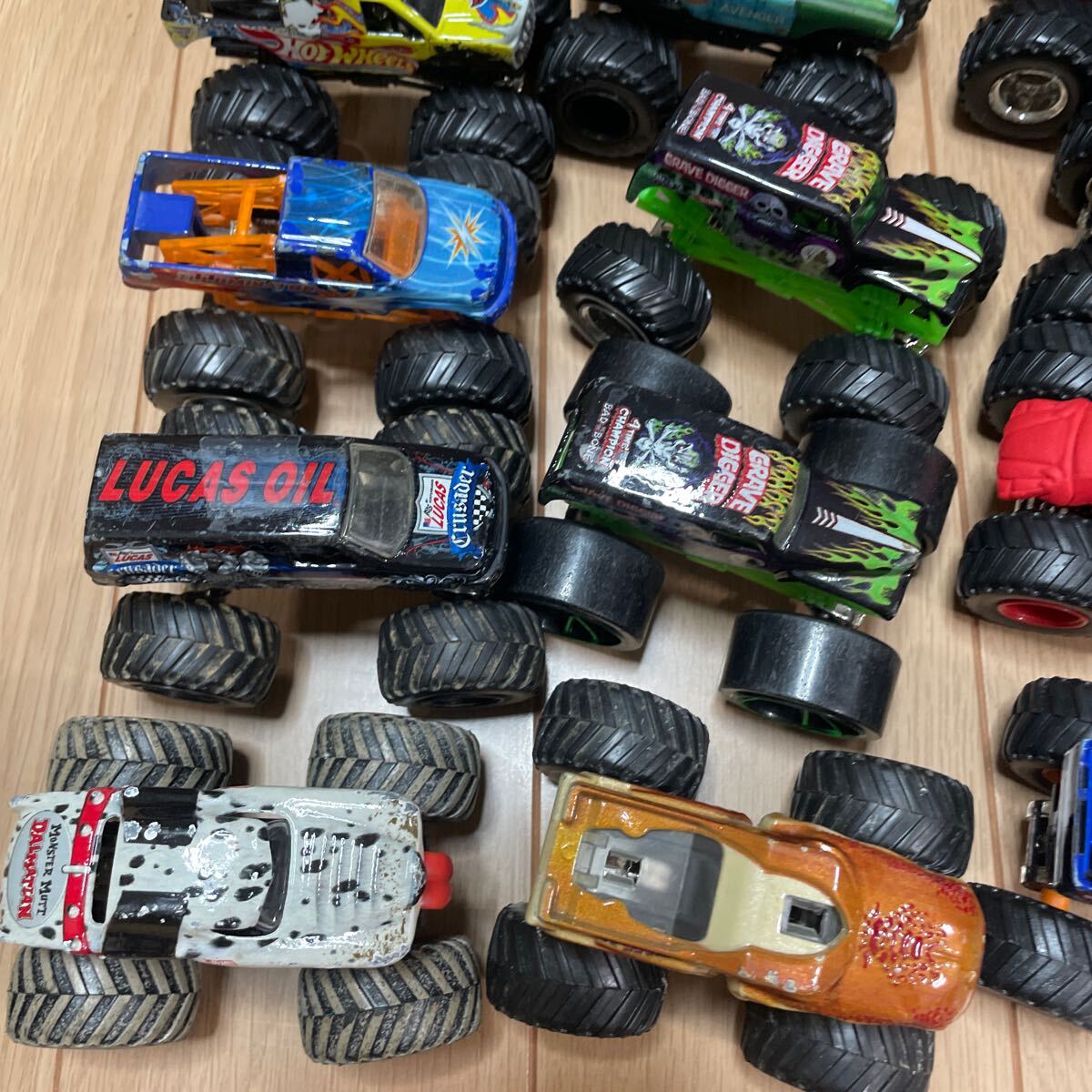 Hot Wheels MONSTER TRUCKS ホットウィール モンスタートラック ルース 15台 ケース付き 汚れあり Hot Wheels MONSTER TRUCKS ホットウィール モンスタートラック ルース 15台 ケース付き 汚れあり