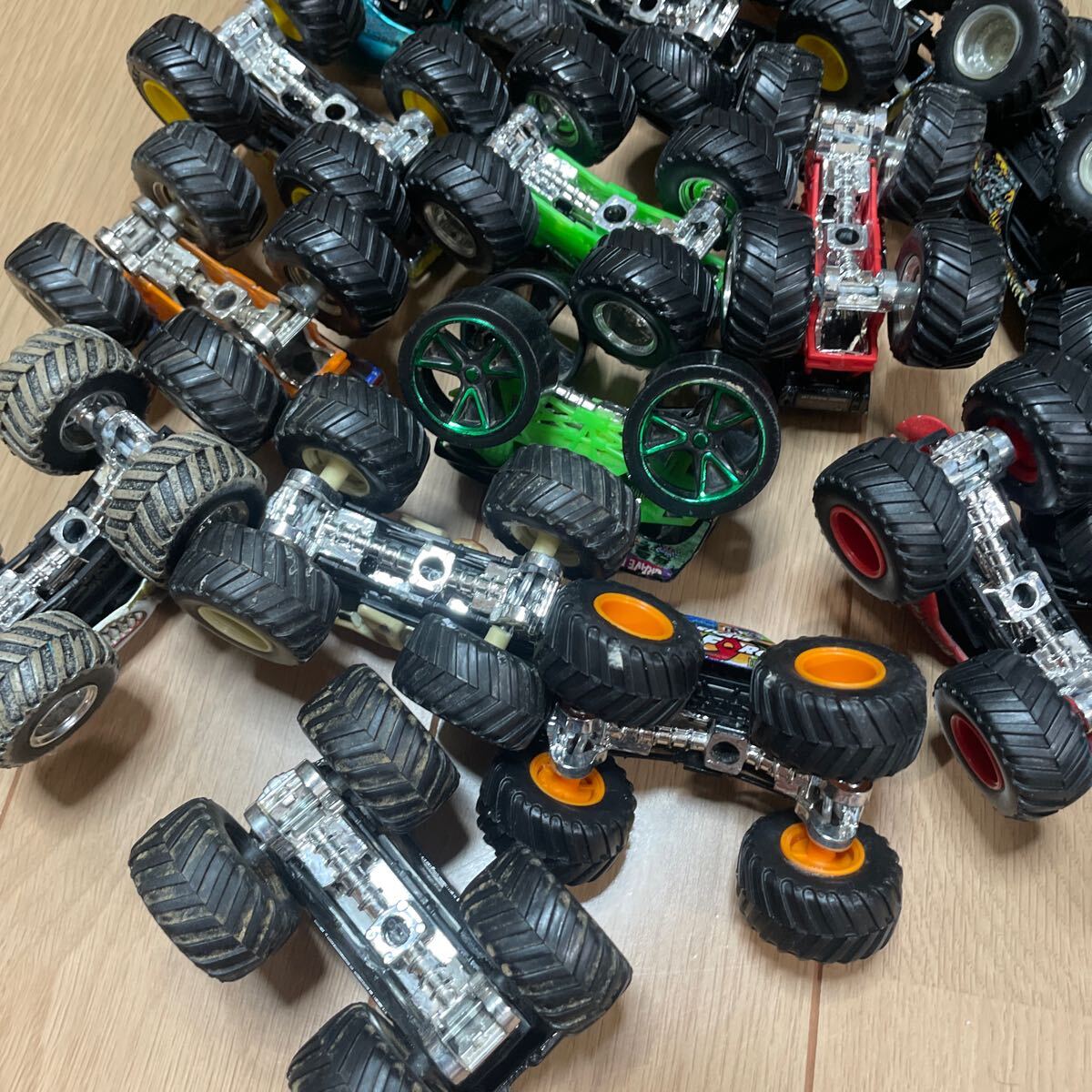 Hot Wheels MONSTER TRUCKS ホットウィール モンスタートラック ルース 15台 ケース付き 汚れあり Hot Wheels MONSTER TRUCKS ホットウィール モンスタートラック ルース 15台 ケース付き 汚れあり