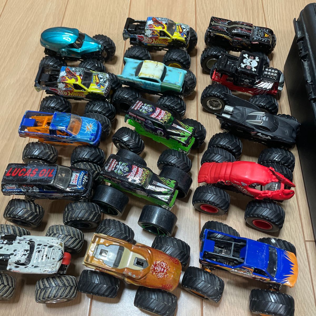 Hot Wheels MONSTER TRUCKS ホットウィール モンスタートラック ルース 15台 ケース付き 汚れあり Hot Wheels MONSTER TRUCKS ホットウィール モンスタートラック ルース 15台 ケース付き 汚れあり