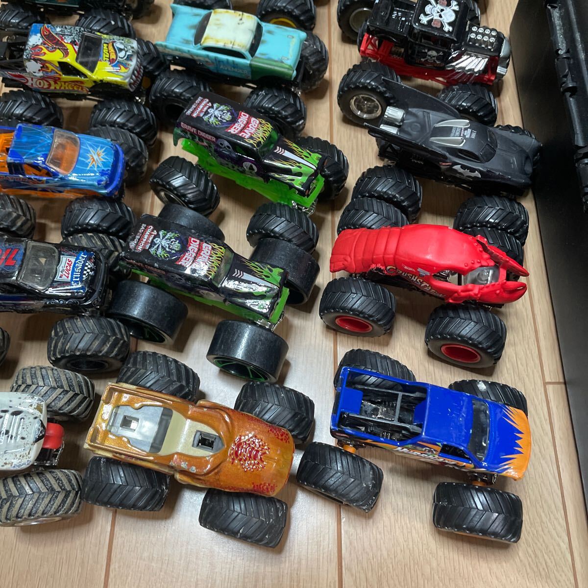 Hot Wheels MONSTER TRUCKS ホットウィール モンスタートラック ルース 15台 ケース付き 汚れあり Hot Wheels MONSTER TRUCKS ホットウィール モンスタートラック ルース 15台 ケース付き 汚れあり