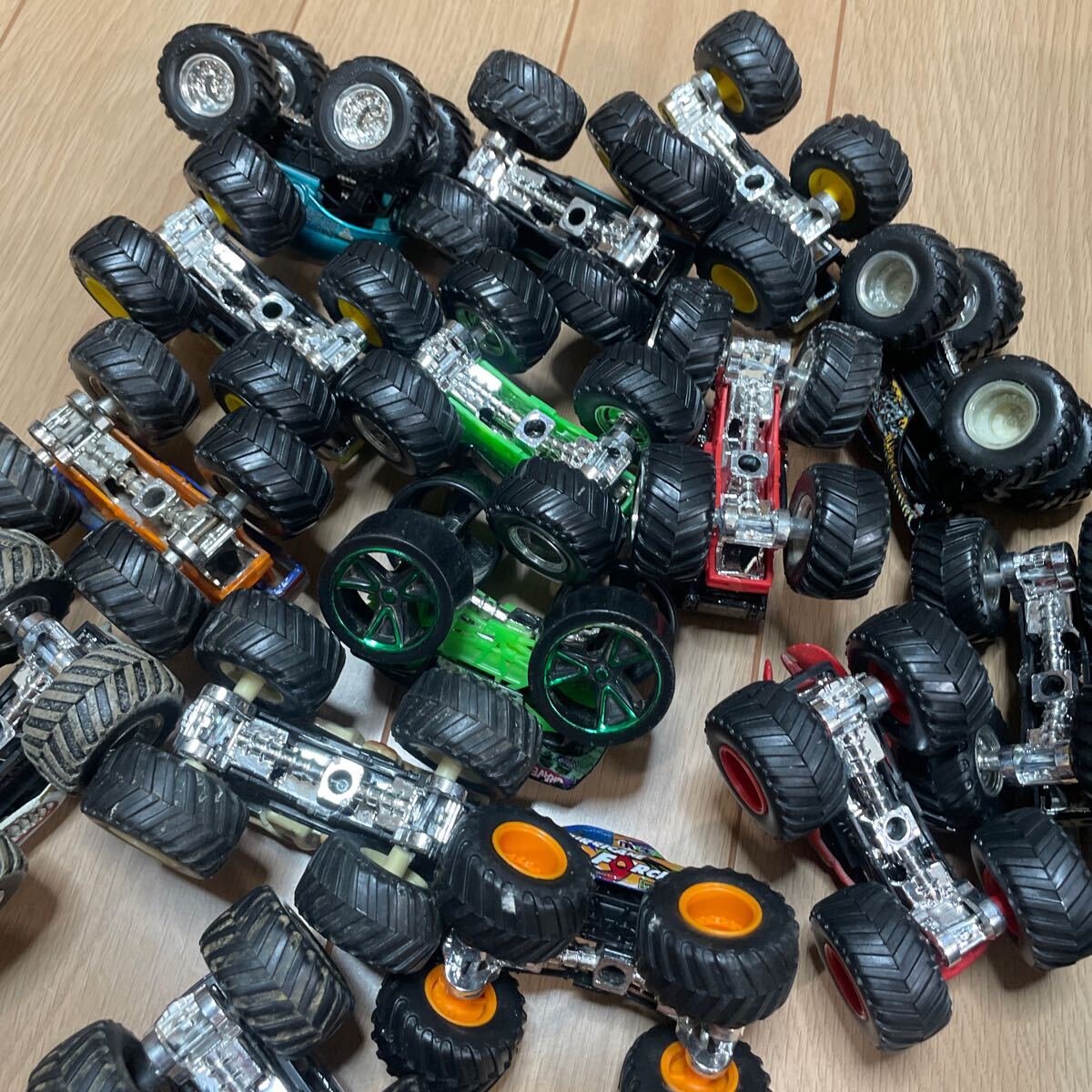 Hot Wheels MONSTER TRUCKS ホットウィール モンスタートラック ルース 15台 ケース付き 汚れあり Hot Wheels MONSTER TRUCKS ホットウィール モンスタートラック ルース 15台 ケース付き 汚れあり