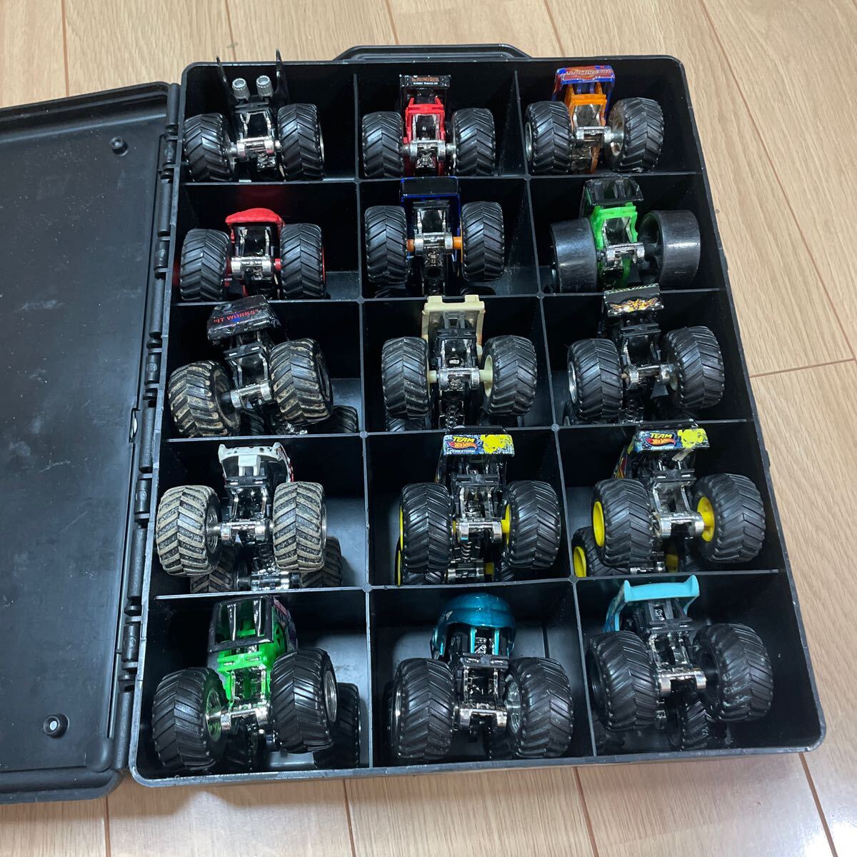 Hot Wheels MONSTER TRUCKS ホットウィール モンスタートラック ルース 15台 ケース付き 汚れあり Hot Wheels MONSTER TRUCKS ホットウィール モンスタートラック ルース 15台 ケース付き 汚れあり