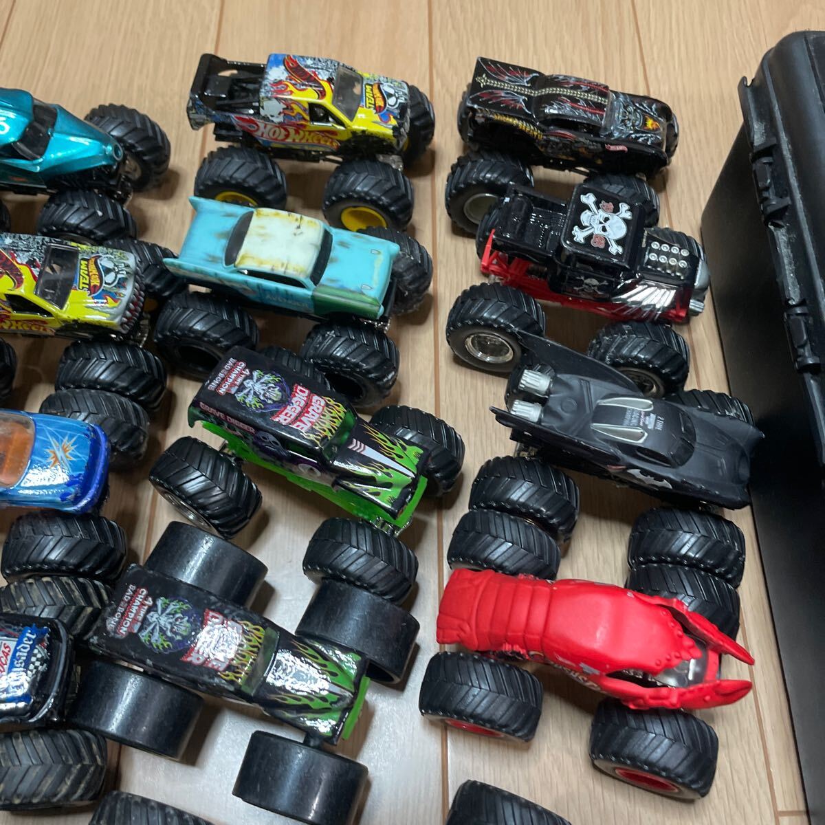 Hot Wheels MONSTER TRUCKS ホットウィール モンスタートラック ルース 15台 ケース付き 汚れあり Hot Wheels MONSTER TRUCKS ホットウィール モンスタートラック ルース 15台 ケース付き 汚れあり