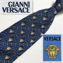 GIANNI VERSACE ジャンニヴェルサーチ　ネクタイ　メデューサ　レジメンタルストライプ　金具の装飾　シルク100% イタリア製　ブルー系_画像1