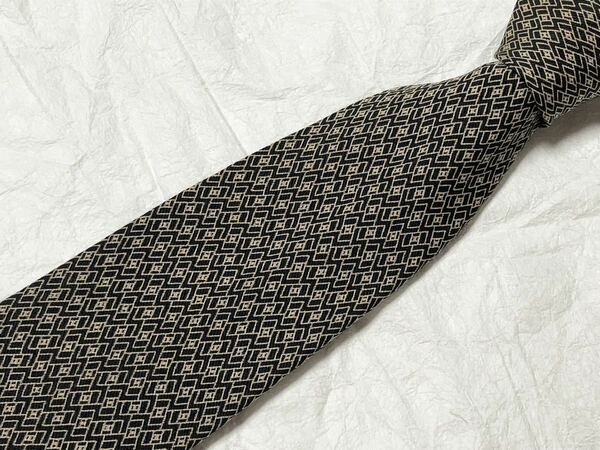 ARMANI COLLEZIONI アルマーニコレツィオーニ　ネクタイ　総柄　幾何学模様　シルク100% イタリア製　ブラック×ベージュ