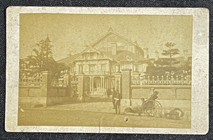 ◆明治期鶏卵紙手札版古写真◆東京 衆議院 近代建築 人力車 検索：絵葉書