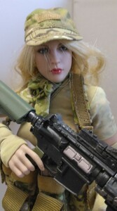 1/6スケール　女性兵士フィギュア　マルチカム　スタンド　兵器多数付属　ブロンド美女　ジャンク品