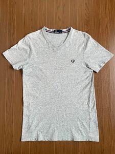 【送料無料】FRED PERRY ワンポイントロゴ刺繍 Vネック Tシャツ フレッドペリー 半袖Tシャツ グレー トリコロール