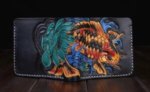 Art hand Auction three-dimensional effect created by a top leather craftsman. Nishikigoi. Genuine leather. Carved carving. Bi-fold wallet. Tanned leather. Handmade. Hand-dyed. Men's wallet., wallet, Men's, Bi-fold wallet (no coin purse)