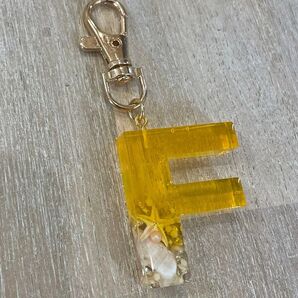 イニシャルチャーム イニシャルキーホルダー アルファベットキーホルダー アルファベットチャーム 子供のキーホルダー お揃いチャーム