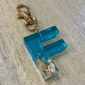イニシャルキーホルダー アルファベットチャーム お揃いチャーム 海のキーホルダー プレゼント バッグチャーム 名前キーホルダー 夏