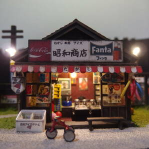 昭和の駄菓子屋（看板の店名変更します）＋ミゼット（1959年式・錆塗装）＋街灯のある小路☆ジオラマ完成品・ライトアップ☆クリアケース付の画像4