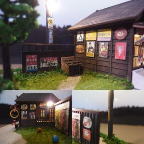 昭和の駄菓子屋（看板の店名変更します）＋ミゼット（1959年式・錆塗装）＋街灯のある小路☆ジオラマ完成品・ライトアップ☆クリアケース付の画像3