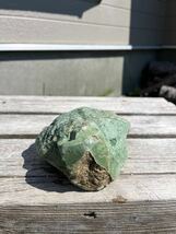 激レア　北海道　日高翡翠　クロム透輝石　超希少　国産鉱物　1176g　非常に濃い緑の塊！皮の面とのコントラストが美しい！!_画像1
