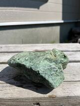 激レア　北海道　日高翡翠　クロム透輝石　超希少　国産鉱物　1176g　非常に濃い緑の塊！皮の面とのコントラストが美しい！!_画像4