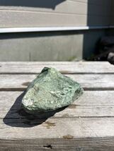 激レア　北海道　日高翡翠　クロム透輝石　超希少　国産鉱物　1176g　非常に濃い緑の塊！皮の面とのコントラストが美しい！!_画像3