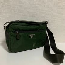 美品　PRADA プラダ ナイロン ショルダーバッグ カメラバッグ 斜めがけ カーキ_画像1