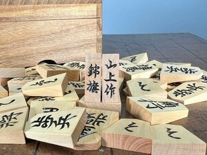 R0191Z5 ( гора сверху произведение . флаг документ ). shogi пешка shogi желтый .41 пешка флаг запись с ящиком 