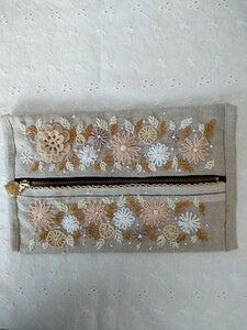 花がいっぱい＊手刺繍＊ハンドメイド＊ポーチ＊リネン＊ファスナー開閉＊手編みドイリー＊ビーズ飾り