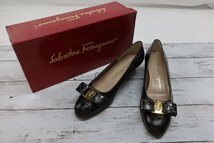 ★【B送900円】　259　Salvatore Ferragamo　サルヴァトーレフェラガモ　ヴァラリボン　型押しレザー　パンプス　ゴールド金具　茶　6 1/2C_画像1