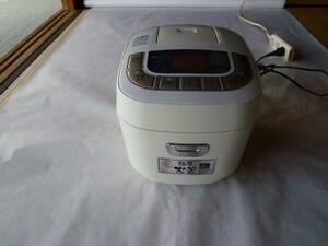 ☆　アイリスオーヤマ　マイコンジャー炊飯器　２０１７年製　 ERC-MB30-W-D　☆　USED