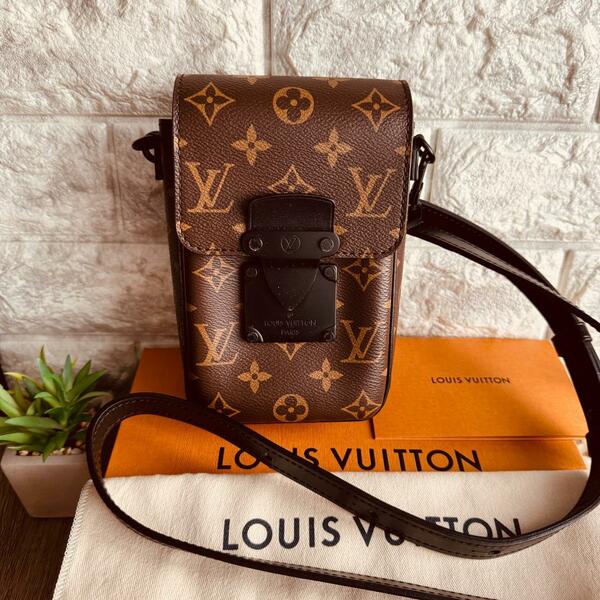 ◇ルイヴィトン◇LOUIS VUITTON M81522 モノグラム マカサー Sロック ヴェルティカル ウエアラブル ウォレット ブランド マグネット開閉式