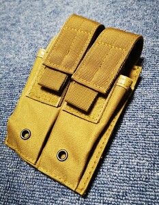  double magazine pouch piste ru pouch coyote tongue knife . flashlight also 