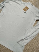 新品 未使用 patagonia パタゴニア バックロゴ ロンＴ XL ホワイト 白 長袖 Tシャツ 現行モデル メンズ _画像3